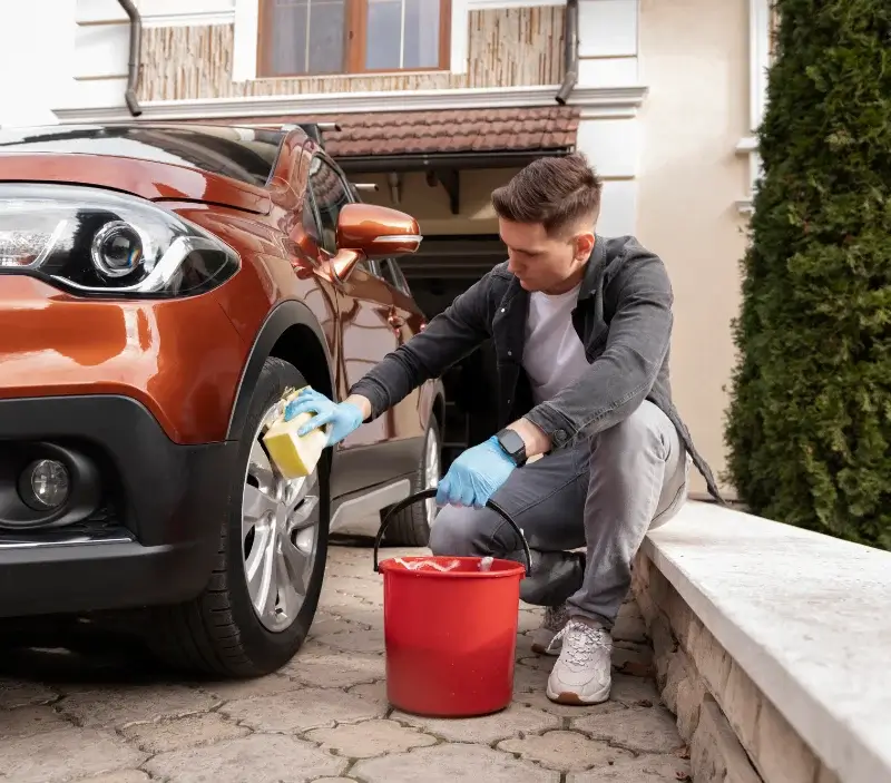 Lavage auto à domicile Villeromain : professionnel intervenant sur un véhicule